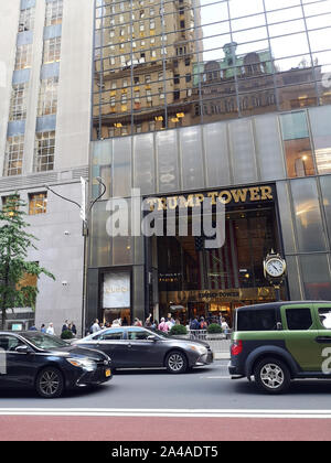 New York, Stati Uniti d'America. Xiii Sep, 2019. L'ingresso al Trump Tower in Manhattan. Trump Tower è un 58-storia grattacielo sulla Quinta Avenue, 56th Street. La zona residenziale e ufficio edificio fu costruito da Donald Trump secondo i piani dell'architetto Der Scutt e completata nel 1983. Essa appartiene al Trump organizzazione, è 202 metri di altezza e ha una facciata che si svolge in un marrone tono di bronzo. Credito: Alexandra Schuler/dpa/Alamy Live News Foto Stock