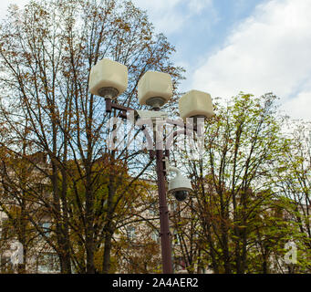 Telecamera di sorveglianza si blocca su un lampione in città Foto Stock