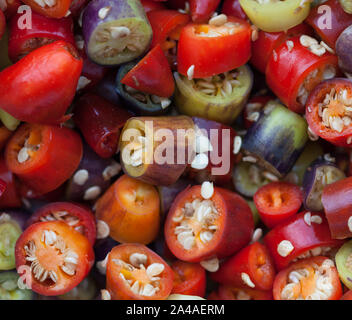 Fette di peperoncino piccante con semi anelli Foto Stock