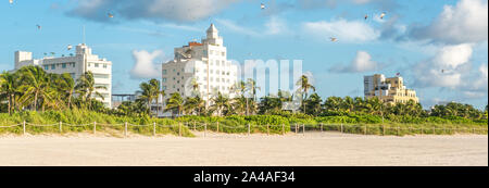 Quartiere Art Deco della South Beach di Miami. Gli edifici sono dipinti in colori pastello e circondato da alberi di palma tropicali. Foto Stock