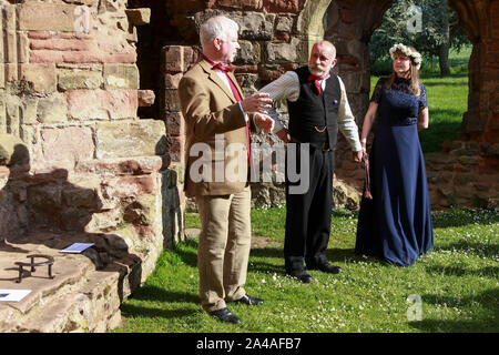 Questa immagine si riferisce a una cerimonia Handfasting nello Shropshire. Handfasting, secondo lo sposo, risale all XI secolo. Foto Stock