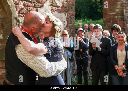 Questa immagine si riferisce a una cerimonia Handfasting nello Shropshire. Handfasting, secondo lo sposo, risale all XI secolo. Foto Stock