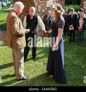 Questa immagine si riferisce a una cerimonia Handfasting nello Shropshire. Handfasting, secondo lo sposo, risale all XI secolo. Foto Stock