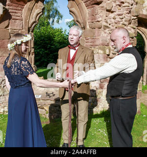 Questa immagine si riferisce a una cerimonia Handfasting nello Shropshire. Handfasting, secondo lo sposo, risale all XI secolo. Foto Stock