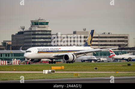 Singapore Airlines Airbus A350-900, 9V-SMS Touch down all'Aeroporto di Manchester Foto Stock