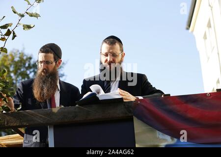 Berlino, Germania. Xiii oct, 2019. Germania, Berlino, 13.10.2019, Yehuda Teichtal e Samuel Segal all inaugurazione della Sukka. Domenica, 13 ottobre 2019, comincia Sukkot, la festa ebraica dei tabernacoli. I sette giorni del festival è sul terreno della Jewish Education Centre di Berlino. Per la durata delle vacanze di Sukkot, tutti i pasti sono presi insieme nella sukkah (tabernacolo). (Foto di Simone Kuhlmey/Pacific Stampa) Credito: Pacific Press Agency/Alamy Live News Foto Stock