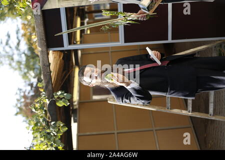 Berlino, Germania. Xiii oct, 2019. Germania, Berlino, 13.10.2019, Yehuda Teichtal e Samuel Segal all inaugurazione della Sukka. Domenica, 13 ottobre 2019, comincia Sukkot, la festa ebraica dei tabernacoli. I sette giorni del festival è sul terreno della Jewish Education Centre di Berlino. Per la durata delle vacanze di Sukkot, tutti i pasti sono presi insieme nella sukkah (tabernacolo). (Foto di Simone Kuhlmey/Pacific Stampa) Credito: Pacific Press Agency/Alamy Live News Foto Stock