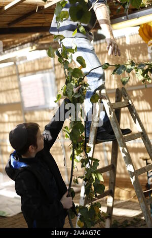 Berlino, Germania. Xiii oct, 2019. Germania, Berlino, 13.10.2019, Yehuda Teichtal e Samuel Segal all inaugurazione della Sukka. Domenica, 13 ottobre 2019, comincia Sukkot, la festa ebraica dei tabernacoli. I sette giorni del festival è sul terreno della Jewish Education Centre di Berlino. Per la durata delle vacanze di Sukkot, tutti i pasti sono presi insieme nella sukkah (tabernacolo). (Foto di Simone Kuhlmey/Pacific Stampa) Credito: Pacific Press Agency/Alamy Live News Foto Stock