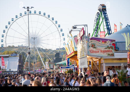 Stuttgart, Germania. Xiii oct, 2019. I visitatori della 174esima Cannstatter Volksfest a piedi il Wasen. Credito: Tom Weller/dpa/Alamy Live News Foto Stock