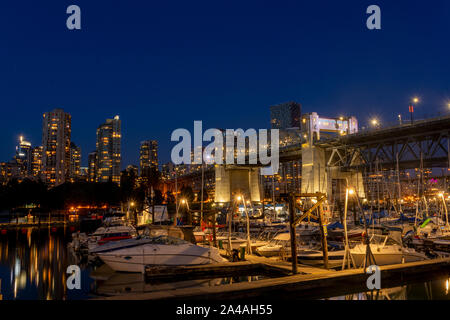 Vancouver, Canada - Agosto 16, 2019: Burrard Civic Marina e Burrard Street Bridge al tramonto Foto Stock