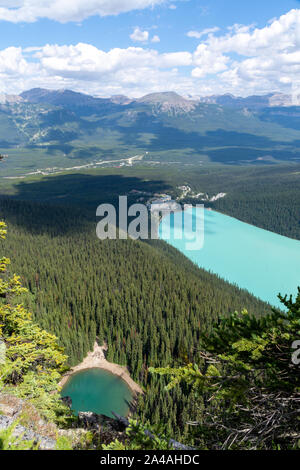 Vista sul lago a specchio e al Lago Louise, Canada Foto Stock