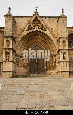 Apostoli Gate di Santa Maria la Mayor, un gotico e rinascimentale chiesa di Morella, una delle più belle città della Spagna (Maestrazgo, Castellón) Foto Stock