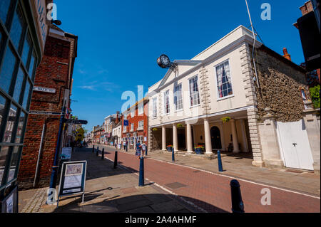 La High Street Hythe, Kent con la ex Guild Hall costruito nel 1794 con il suo orologio Foto Stock