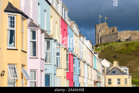 Mulitcolored terrazzo marino appartamenti con lungomare in Criccieth Galles del Nord, Regno Unito Foto Stock