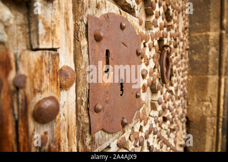 Dettaglio di antiche rusty serratura della porta e rivetti di metallo di apostoli Gate di Santa Maria la Mayor chiesa gotica (Morella, Maestrazgo, Castellón, Spagna) Foto Stock