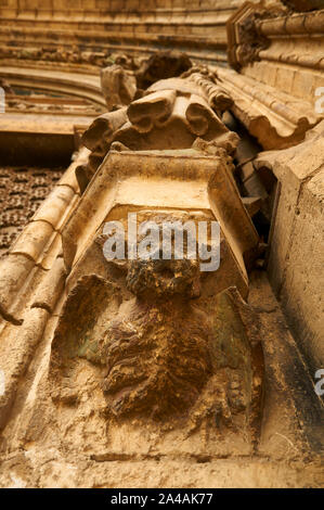 Gargoyle figura in un piedistallo degli Apostoli Gate di Santa Maria la Mayor chiesa gotica (Morella, Maestrazgo, Castellón, Comunidad Valenciana, Spagna) Foto Stock