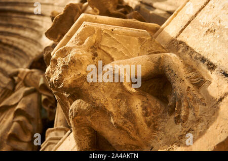 Gargoyle figura in un piedistallo degli Apostoli Gate di Santa Maria la Mayor chiesa gotica (Morella, Maestrazgo, Castellón, Comunidad Valenciana, Spagna) Foto Stock