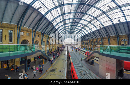 La stazione di Kings Cross,Concourse,Piattaforma,passeggeri,arrivo,Euston Road,Londra,Inghilterra Foto Stock