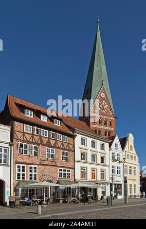 Johannis Chiesa e Am Sande square, Lueneburg, Bassa Sassonia, Germania Foto Stock