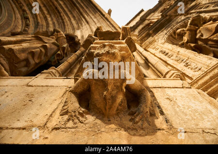 Gargoyle figura in un piedistallo degli Apostoli Gate di Santa Maria la Mayor chiesa gotica (Morella, Maestrazgo, Castellón, Comunidad Valenciana, Spagna) Foto Stock