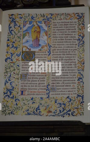Antico borgo medioevale libro in una chiesa Foto Stock