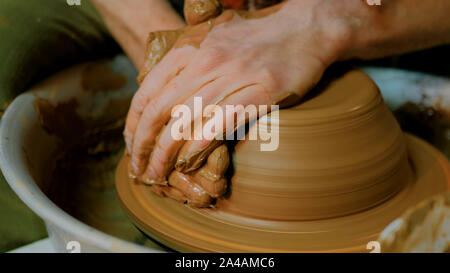 Maschio professionale potter rendendo bowl nel laboratorio di ceramica Foto Stock