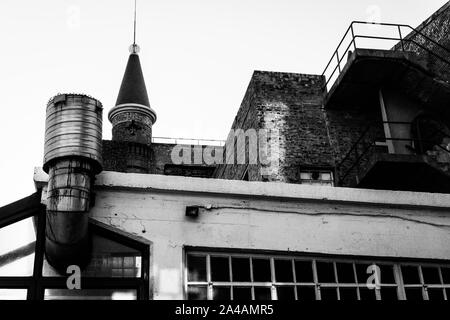 La vecchia fabbrica di birra castello costruito nel 1901 in Cape Town City sobborgo di Woodstock in Sud Africa Foto Stock