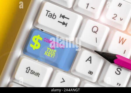 Segno di testo che mostra la coerenza è la chiave. Business photo vetrina rompendo le cattive abitudini e formare buoni White tastiera PC con vuoto nota pap Foto Stock