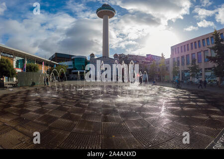 Fountains, Williamson Square, radio City Tower, St Johns Shopping Centre, Liverpool, Inghilterra, (Fisheye Lens Distortion) Foto Stock