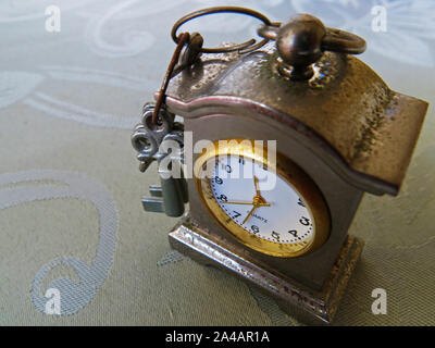 Vecchio weathered orologio in miniatura, vicino. Foto Stock