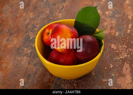 Dolce gustoso mature pochi nettarine frutto Foto Stock