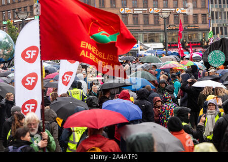 COPENHAGEN, Danimarca - 11 ottobre 2019: migliaia di persone si riuniscono a un popolo il clima di marzo a Copenhagen City Hall Square e ha chiesto la rapida e ampia azione per il clima, che segna la conclusione del C40 World Summit sindaci durante questa settimana a Copenaghen. Alessandria Ocasio-Cortez, un uomo politico statunitense e il clima attivista, ha parlato durante la dimostrazione. Più di 90 sindaci di alcuni dei più grandi del mondo e più influenti città rappresentano circa 700 milioni di persone si è riunito a Copenaghen da Ottobre 9-12 per la C40 World Summit sindaci. Lo scopo con il vertice di Copenaghen è stato quello di costruire un Foto Stock