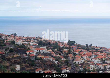 Vista aerea alla città di Funchal e acqua di mare dal Monte sull isola portoghese di Madeira Foto Stock