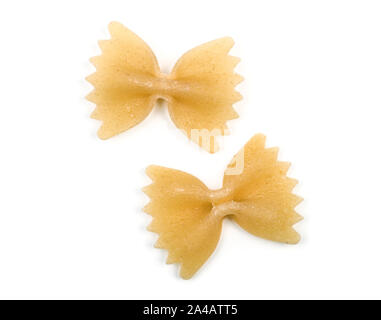 Farfalle italian bow tie pasta di forma vista macro due particelle isolato su sfondo bianco con tracciato di ritaglio Foto Stock