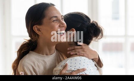 Emozionato diverse migliori amici abbracciando e ridere close up Foto Stock