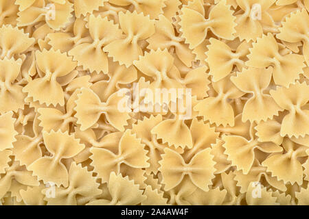 Farfalle cravatta a forma di prua pasta italiana di sfondo o texture. Di dimensioni molto grandi e dettagliate alta Foto Stock