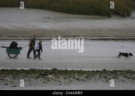 La Baie de Somme, kayak et voiliers, ciel nuageux, mer calme Foto Stock