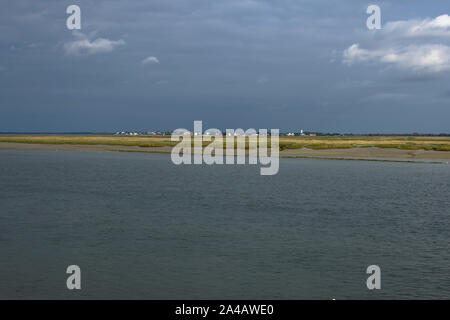 La Baie de Somme, kayak et voiliers, ciel nuageux, mer calme Foto Stock