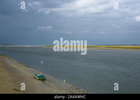 La Baie de Somme, kayak et voiliers, ciel nuageux, mer calme Foto Stock