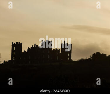 Castello Riber silhouette come visto da di alta massa Tor in Matlock Derbyshire Foto Stock