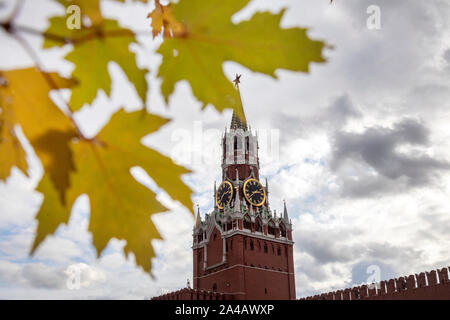 Foglie di autunno sullo sfondo della torre Spasskaya del Cremlino di Mosca, Russia Foto Stock