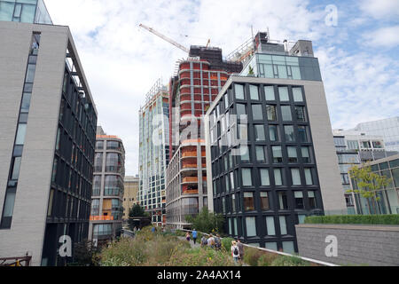 New York, Stati Uniti d'America. 08 Sep, 2019. High Line Park a New York City. La linea alta Park è un conservato ma non utilizzate più elevata linea ferroviaria ad ovest di Manhattan. La prima fase di costruzione è stato inaugurato nel 2009. Si tratta di uno dei più nuovi e più insolita parchi di New York e già uno spettacolo per gli occhi. Si tratta di quasi tre chilometri di lunghezza e solo una ventina di metri di larghezza. Linea alta si trova a dieci metri sopra la strada tra la decima e undicesima viali e va da Gansevoort Street a sud di Midtown a 30th Street. Credito: Alexandra Schuler/dpa/Alamy Live News Foto Stock