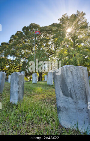 Accampati cimitero con lapidi o gli oggetti contrassegnati per la rimozione definitiva o di grave marker per ignoti soldati confederati in Oakwood cimitero, Montgomery in Alabama, Stati Uniti d'America. Foto Stock