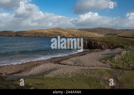 A sud della baia di prosciutto e sulla spiaggia di ciottoli sull'angolo nord ovest della Sindrome di Muckle RoeShetland, Scozia Foto Stock