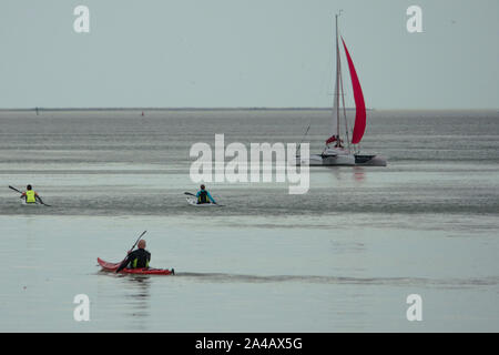 La Baie de Somme, kayak et voiliers, ciel nuageux, mer calme, l Foto Stock