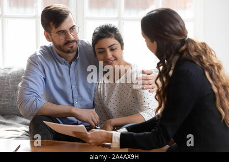 Agente immobiliare o consulente finanziario Consulenza di coppia diverse circa il deal Foto Stock