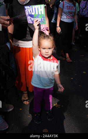 Una bambina detiene una targhetta durante la scuola sciopero del clima di Londra 2019 Foto Stock