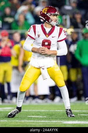 South Bend, Indiana, Stati Uniti d'America. Xii oct, 2019. USC quarterback Kedon Slovis (9) durante il NCAA Football azione di gioco tra l'USC Trojans e la Cattedrale di Notre Dame Fighting Irish di Notre Dame Stadium di South Bend, Indiana. Notre Dame sconfitto USC 30-27. John Mersits/CSM/Alamy Live News Foto Stock