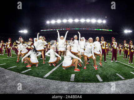 South Bend, Indiana, Stati Uniti d'America. Xii oct, 2019. La canzone di USC ragazze eseguire durante il NCAA Football azione di gioco tra l'USC Trojans e la Cattedrale di Notre Dame Fighting Irish di Notre Dame Stadium di South Bend, Indiana. Notre Dame sconfitto USC 30-27. John Mersits/CSM/Alamy Live News Foto Stock