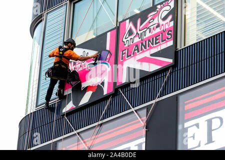 L'artista di strada Alec monopolio abseils giù la flanelle store su Oxford Street a lanciare la sua apertura e celebrare la moda, arte e musica con: Alec monopolio, Alec esulla dove: Londra, Regno Unito quando: 12 set 2019 Credit: Mario Mitsis/WENN.com Foto Stock